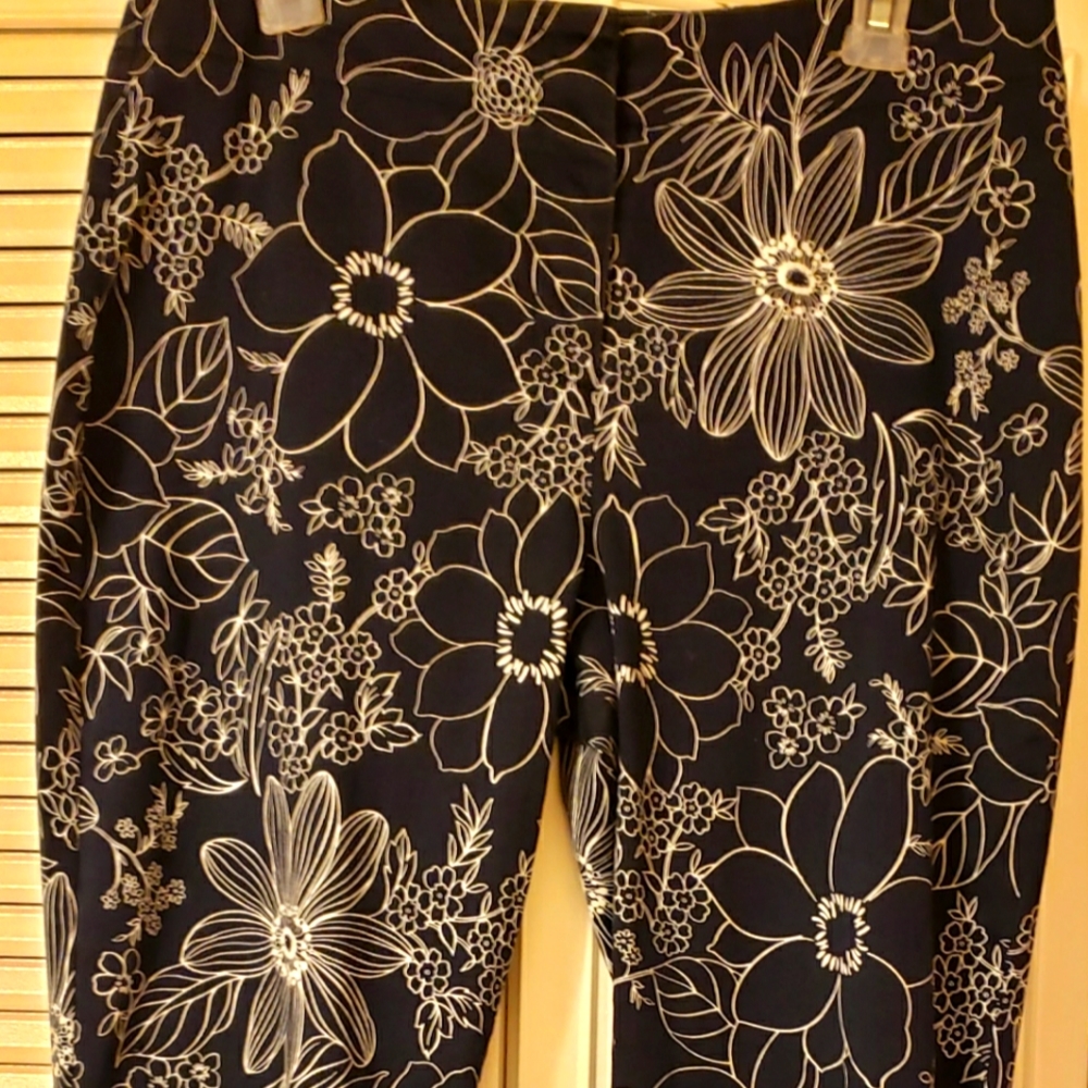 Navy blue cropped pants with white floral pattern. Fashion Bug Sz12.